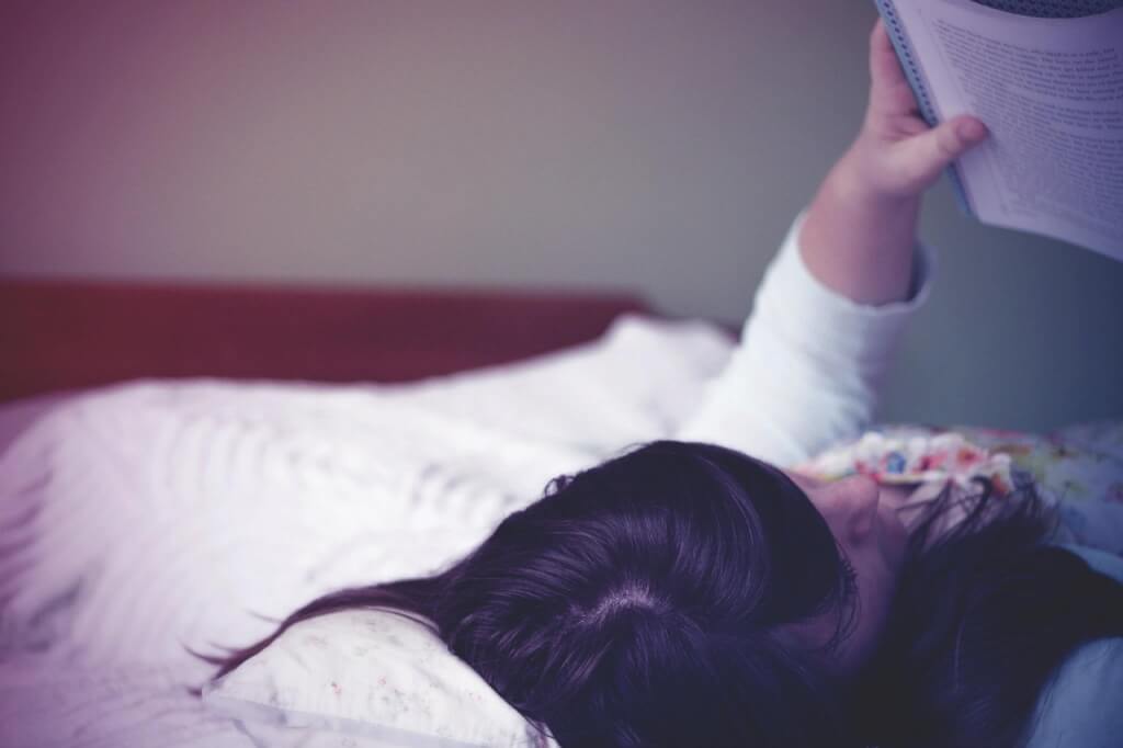 Avoid Reading In Bed for Good Eye Health - WinfiY crunch